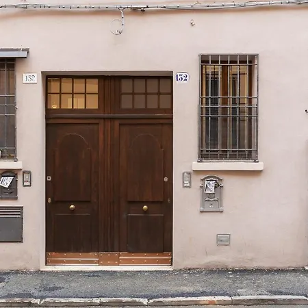 Guesthost - Jungle * Ferrara